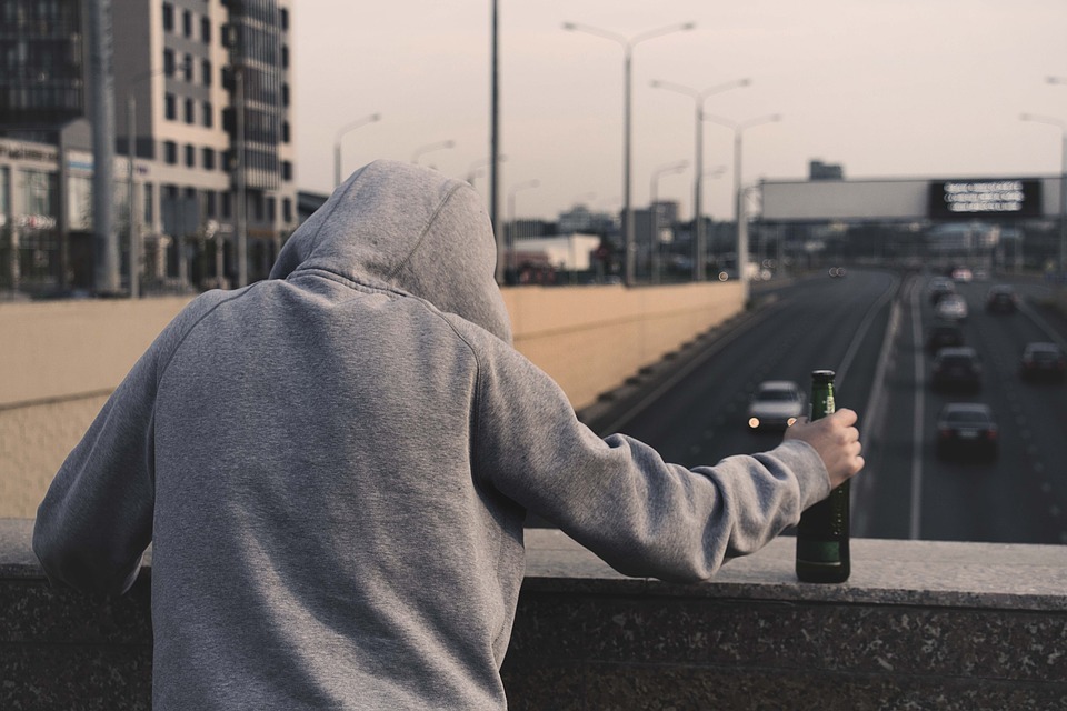 ニコチン依存症とアルコール依存症はどちらの方が良くない？