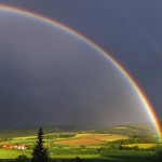 夜の虹は”月虹(げっこう)”と呼ばれ、見られると幸せが訪れる。